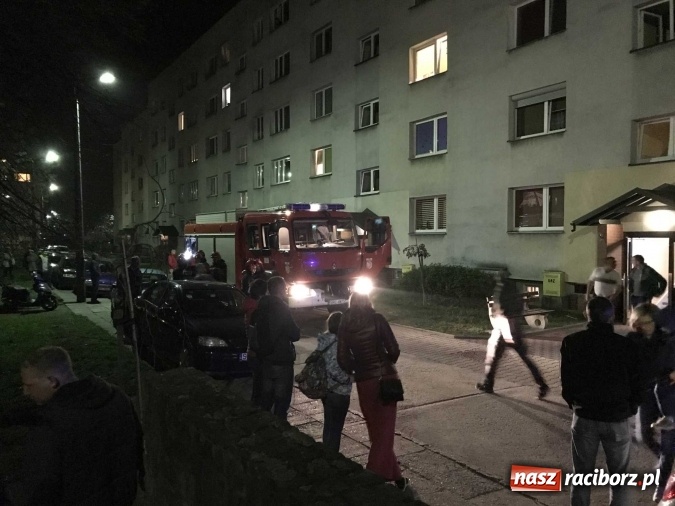 Zdjęcie w galerii na portalu naszraciborz.pl: Nocna akcja strażaków na osiedlu przy Lotniczej wiadomości z regionu