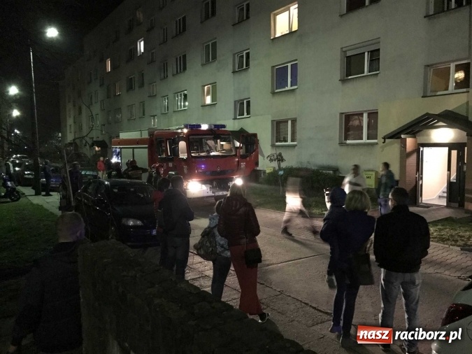 Zdjęcie w galerii na portalu naszraciborz.pl: Nocna akcja strażaków na osiedlu przy Lotniczej wiadomości z regionu
