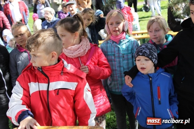 Zdjęcie w galerii na portalu naszraciborz.pl: Szukanie zajączka w wojnowickich ogrodach wiadomości z regionu