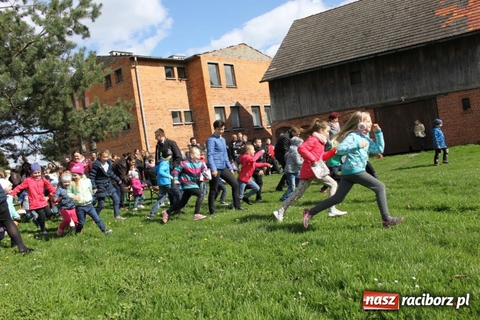 Zdjęcie w galerii na portalu naszraciborz.pl: Szukanie zajączka w wojnowickich ogrodach wiadomości z regionu