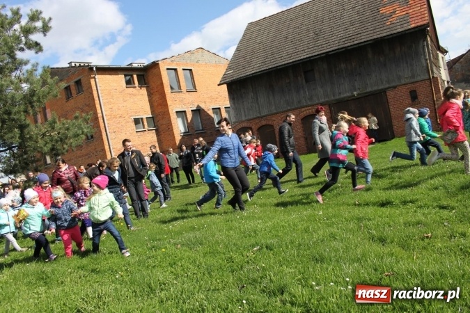 Zdjęcie w galerii na portalu naszraciborz.pl: Szukanie zajączka w wojnowickich ogrodach wiadomości z regionu