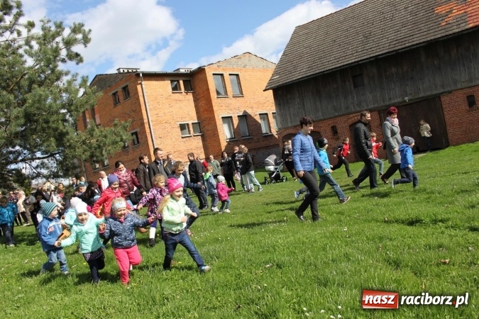 Zdjęcie w galerii na portalu naszraciborz.pl: Szukanie zajączka w wojnowickich ogrodach wiadomości z regionu