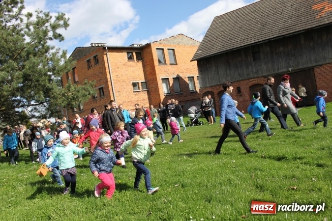 Zdjęcie w galerii na portalu naszraciborz.pl: Szukanie zajączka w wojnowickich ogrodach wiadomości z regionu
