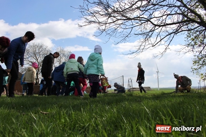 Zdjęcie w galerii na portalu naszraciborz.pl: Szukanie zajączka w wojnowickich ogrodach wiadomości z regionu