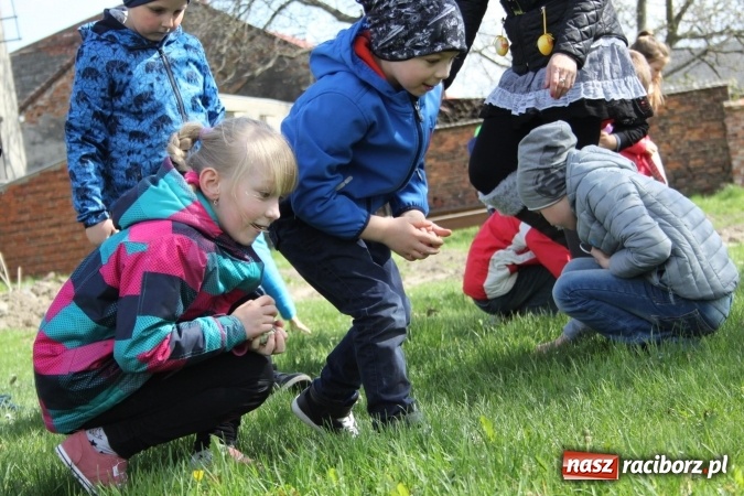 Zdjęcie w galerii na portalu naszraciborz.pl: Szukanie zajączka w wojnowickich ogrodach wiadomości z regionu