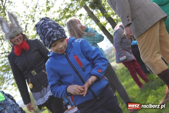 Zdjęcie w galerii na portalu naszraciborz.pl: Szukanie zajączka w wojnowickich ogrodach wiadomości z regionu