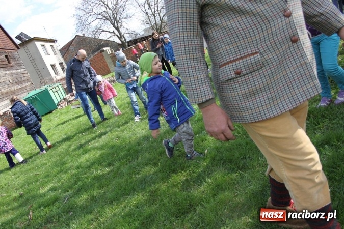 Zdjęcie w galerii na portalu naszraciborz.pl: Szukanie zajączka w wojnowickich ogrodach wiadomości z regionu