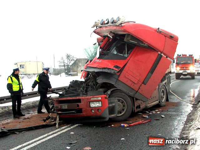 Zdjęcie w galerii na portalu naszraciborz.pl: Kraksa TIR-ów na DK 45 wiadomości z regionu