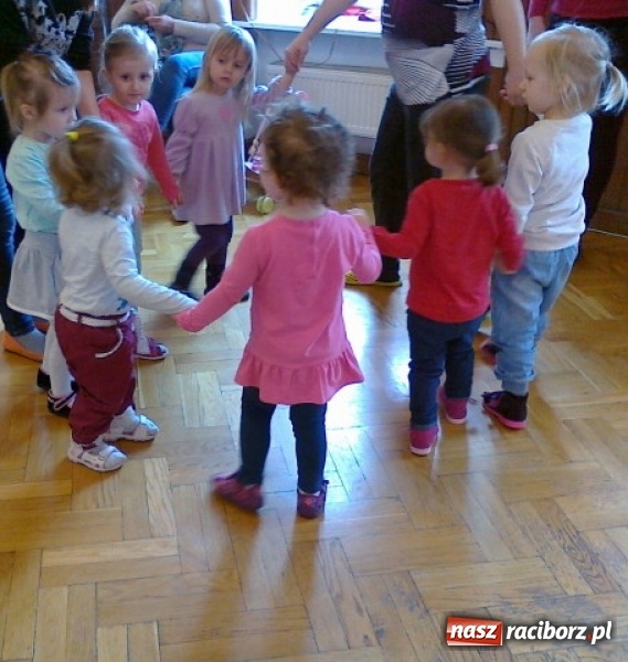 Zdjęcie w galerii na portalu naszraciborz.pl: Maluchy z Fiku-miku w świątecznej atmosferze wiadomości z regionu