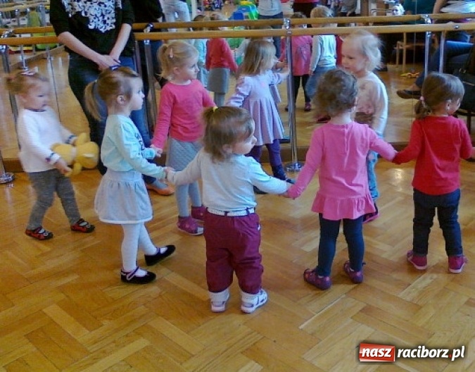 Zdjęcie w galerii na portalu naszraciborz.pl: Maluchy z Fiku-miku w świątecznej atmosferze wiadomości z regionu