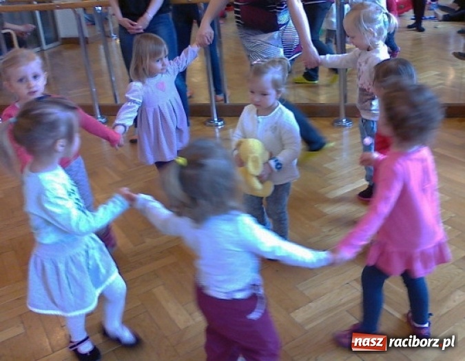 Zdjęcie w galerii na portalu naszraciborz.pl: Maluchy z Fiku-miku w świątecznej atmosferze wiadomości z regionu