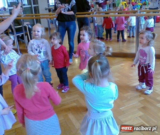 Zdjęcie w galerii na portalu naszraciborz.pl: Maluchy z Fiku-miku w świątecznej atmosferze wiadomości z regionu