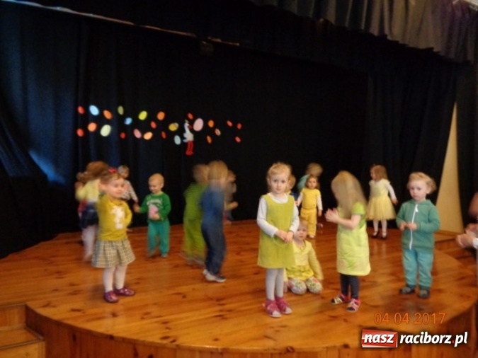 Zdjęcie w galerii na portalu naszraciborz.pl: Maluchy z Fiku-miku w świątecznej atmosferze wiadomości z regionu
