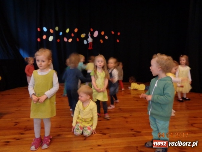 Zdjęcie w galerii na portalu naszraciborz.pl: Maluchy z Fiku-miku w świątecznej atmosferze wiadomości z regionu