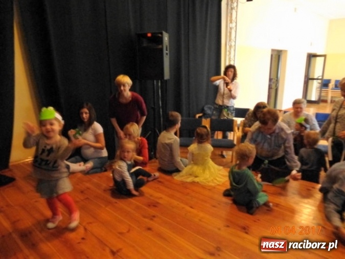 Zdjęcie w galerii na portalu naszraciborz.pl: Maluchy z Fiku-miku w świątecznej atmosferze wiadomości z regionu