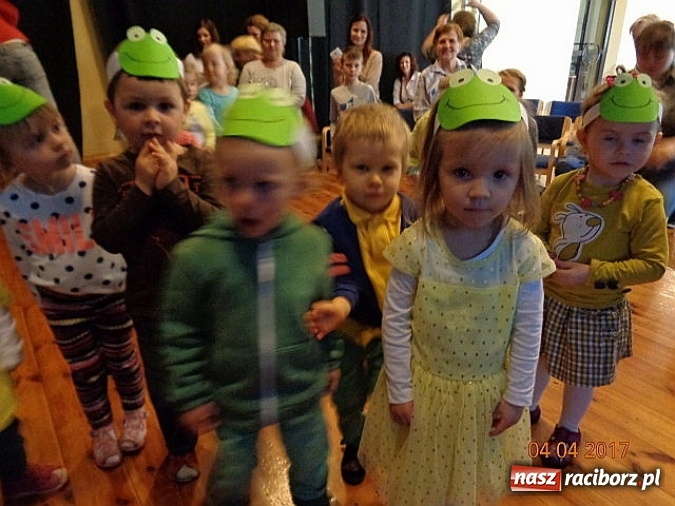 Zdjęcie w galerii na portalu naszraciborz.pl: Maluchy z Fiku-miku w świątecznej atmosferze wiadomości z regionu