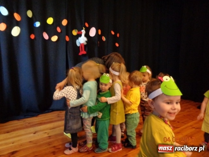 Zdjęcie w galerii na portalu naszraciborz.pl: Maluchy z Fiku-miku w świątecznej atmosferze wiadomości z regionu