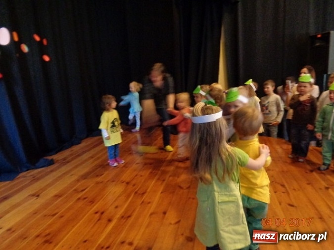 Zdjęcie w galerii na portalu naszraciborz.pl: Maluchy z Fiku-miku w świątecznej atmosferze wiadomości z regionu