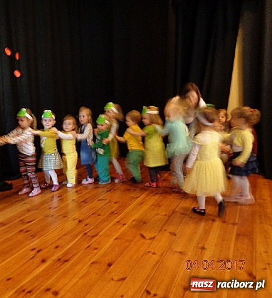 Zdjęcie w galerii na portalu naszraciborz.pl: Maluchy z Fiku-miku w świątecznej atmosferze wiadomości z regionu