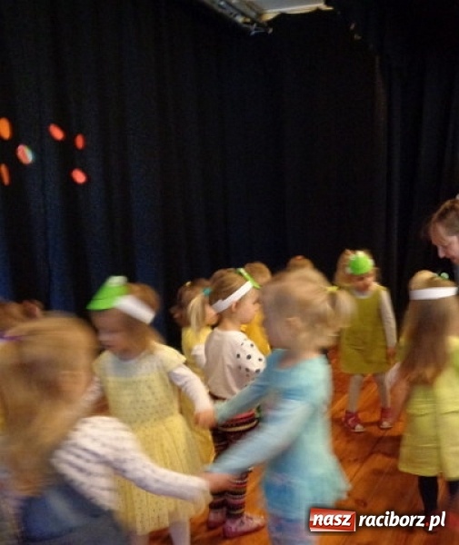 Zdjęcie w galerii na portalu naszraciborz.pl: Maluchy z Fiku-miku w świątecznej atmosferze wiadomości z regionu