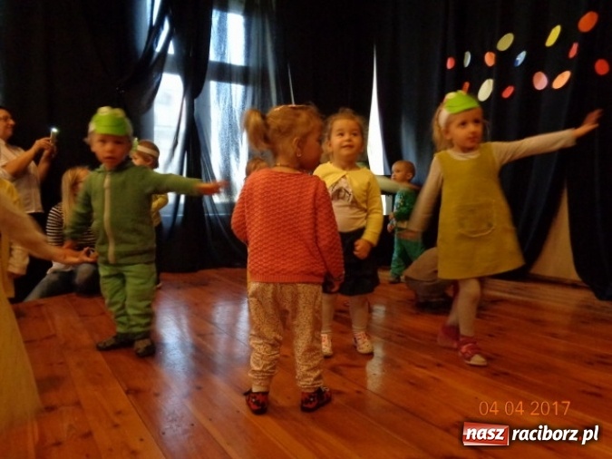 Zdjęcie w galerii na portalu naszraciborz.pl: Maluchy z Fiku-miku w świątecznej atmosferze wiadomości z regionu