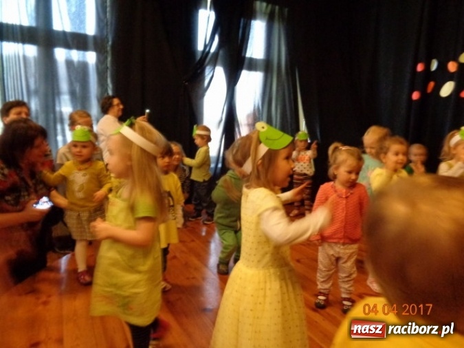Zdjęcie w galerii na portalu naszraciborz.pl: Maluchy z Fiku-miku w świątecznej atmosferze wiadomości z regionu