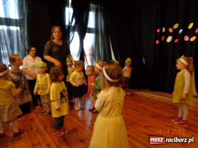 Zdjęcie w galerii na portalu naszraciborz.pl: Maluchy z Fiku-miku w świątecznej atmosferze wiadomości z regionu