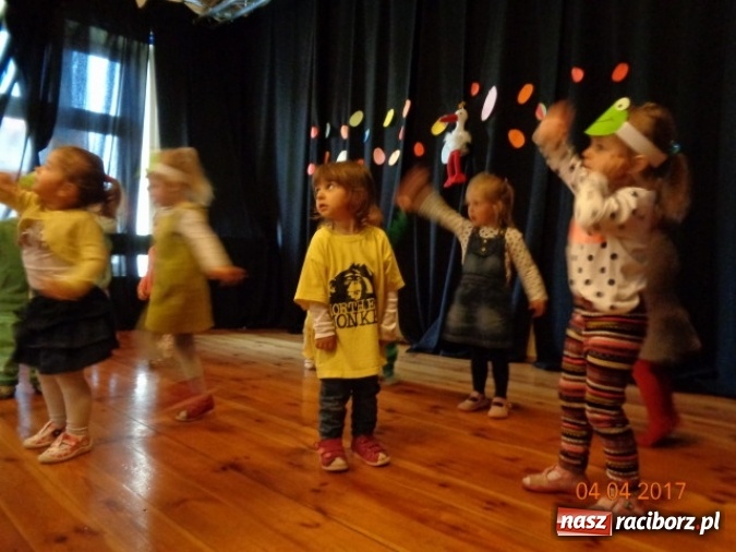 Zdjęcie w galerii na portalu naszraciborz.pl: Maluchy z Fiku-miku w świątecznej atmosferze wiadomości z regionu