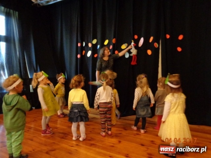 Zdjęcie w galerii na portalu naszraciborz.pl: Maluchy z Fiku-miku w świątecznej atmosferze wiadomości z regionu