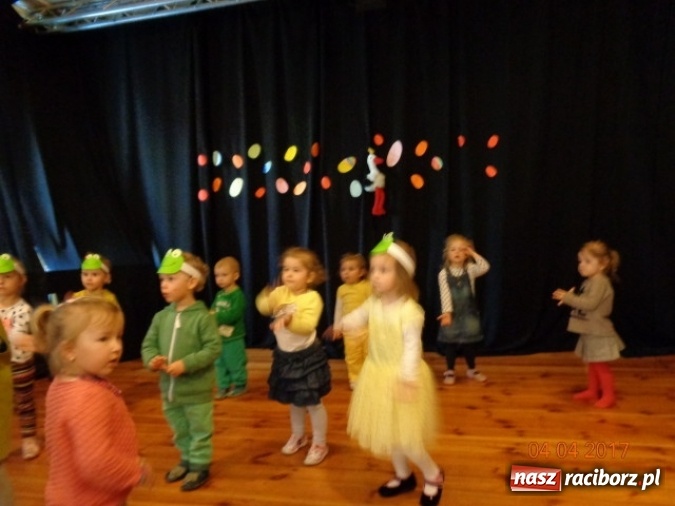 Zdjęcie w galerii na portalu naszraciborz.pl: Maluchy z Fiku-miku w świątecznej atmosferze wiadomości z regionu