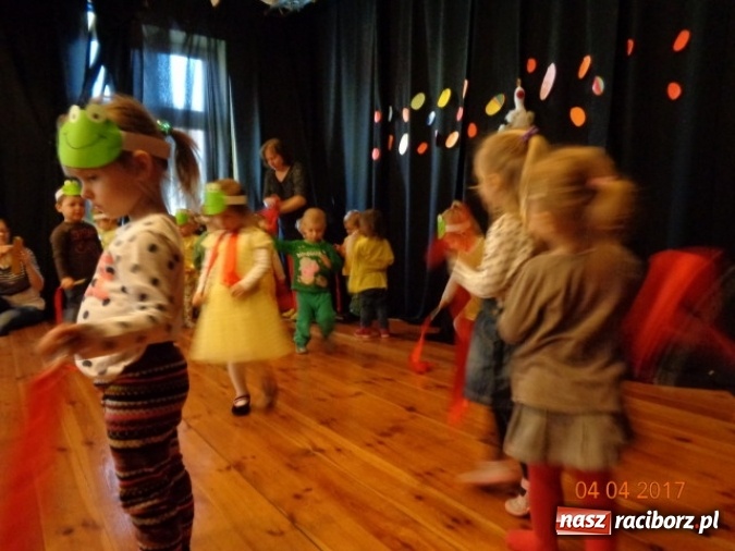 Zdjęcie w galerii na portalu naszraciborz.pl: Maluchy z Fiku-miku w świątecznej atmosferze wiadomości z regionu