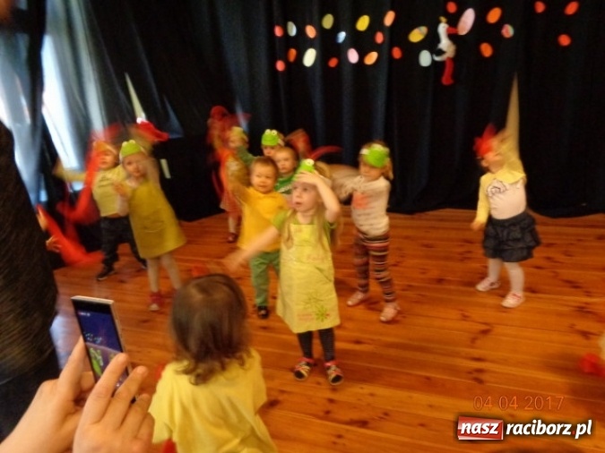 Zdjęcie w galerii na portalu naszraciborz.pl: Maluchy z Fiku-miku w świątecznej atmosferze wiadomości z regionu
