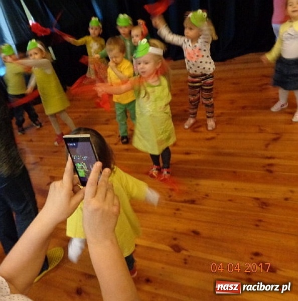 Zdjęcie w galerii na portalu naszraciborz.pl: Maluchy z Fiku-miku w świątecznej atmosferze wiadomości z regionu