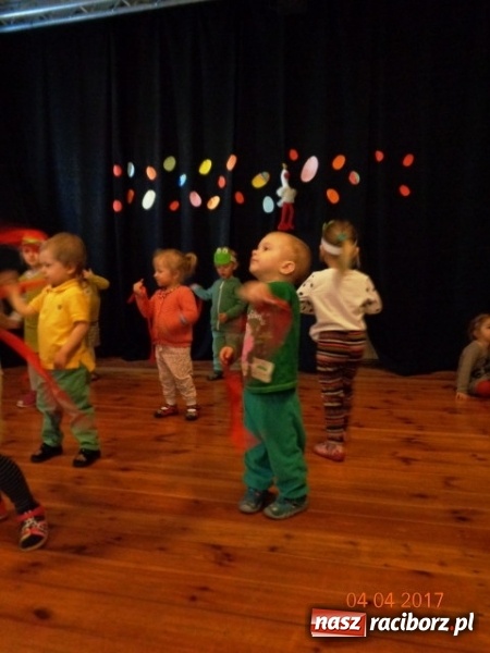 Zdjęcie w galerii na portalu naszraciborz.pl: Maluchy z Fiku-miku w świątecznej atmosferze wiadomości z regionu