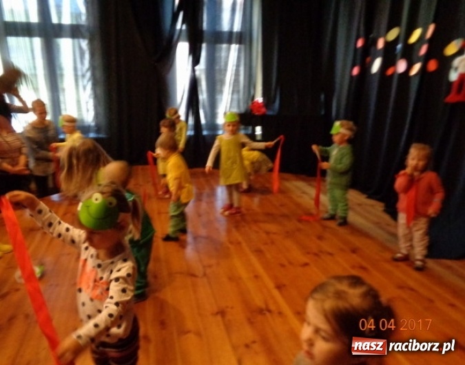 Zdjęcie w galerii na portalu naszraciborz.pl: Maluchy z Fiku-miku w świątecznej atmosferze wiadomości z regionu