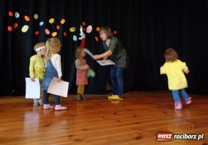 Zdjęcie w galerii na portalu naszraciborz.pl: Maluchy z Fiku-miku w świątecznej atmosferze wiadomości z regionu
