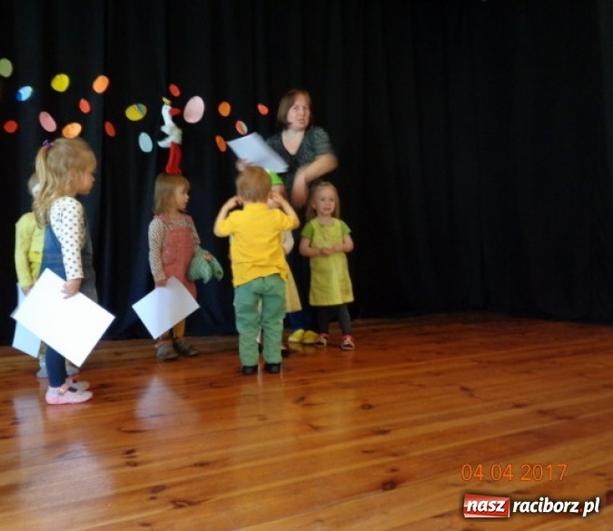 Zdjęcie w galerii na portalu naszraciborz.pl: Maluchy z Fiku-miku w świątecznej atmosferze wiadomości z regionu