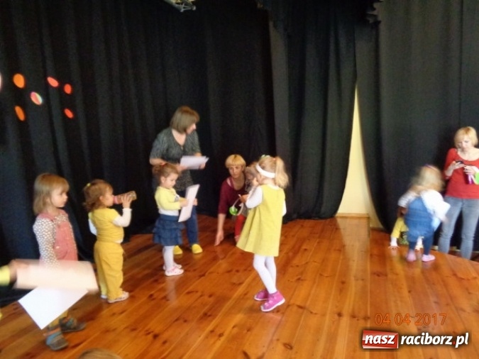 Zdjęcie w galerii na portalu naszraciborz.pl: Maluchy z Fiku-miku w świątecznej atmosferze wiadomości z regionu