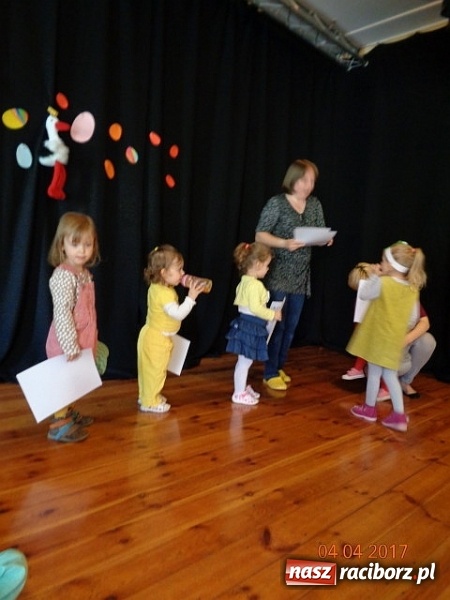 Zdjęcie w galerii na portalu naszraciborz.pl: Maluchy z Fiku-miku w świątecznej atmosferze wiadomości z regionu