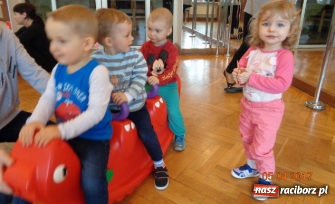 Zdjęcie w galerii na portalu naszraciborz.pl: Maluchy z Fiku-miku w świątecznej atmosferze wiadomości z regionu