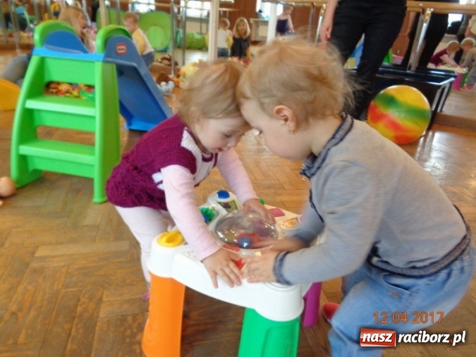 Zdjęcie w galerii na portalu naszraciborz.pl: Maluchy z Fiku-miku w świątecznej atmosferze wiadomości z regionu