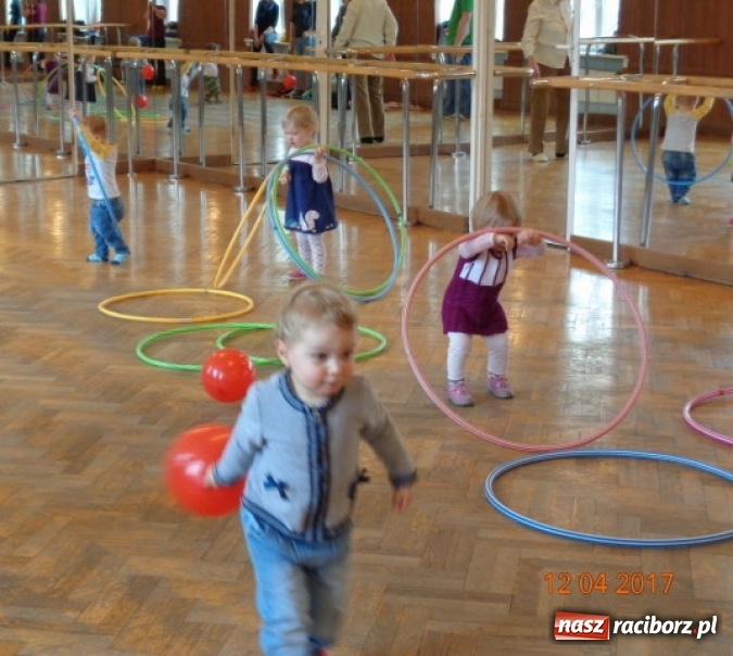 Zdjęcie w galerii na portalu naszraciborz.pl: Maluchy z Fiku-miku w świątecznej atmosferze wiadomości z regionu
