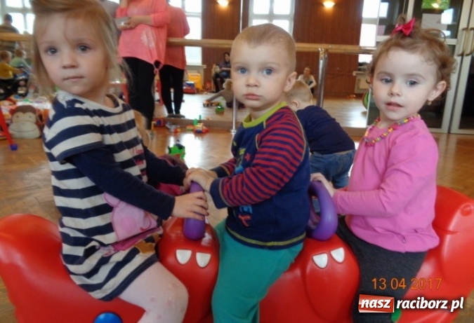 Zdjęcie w galerii na portalu naszraciborz.pl: Maluchy z Fiku-miku w świątecznej atmosferze wiadomości z regionu