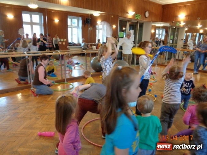 Zdjęcie w galerii na portalu naszraciborz.pl: Maluchy z Fiku-miku w świątecznej atmosferze wiadomości z regionu