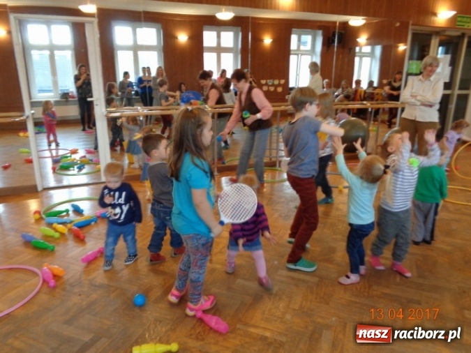 Zdjęcie w galerii na portalu naszraciborz.pl: Maluchy z Fiku-miku w świątecznej atmosferze wiadomości z regionu