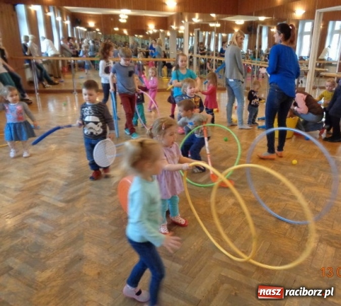 Zdjęcie w galerii na portalu naszraciborz.pl: Maluchy z Fiku-miku w świątecznej atmosferze wiadomości z regionu