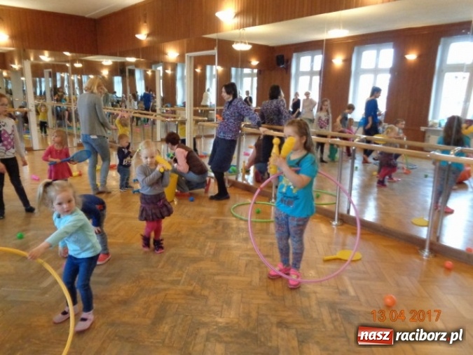 Zdjęcie w galerii na portalu naszraciborz.pl: Maluchy z Fiku-miku w świątecznej atmosferze wiadomości z regionu