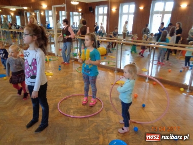 Zdjęcie w galerii na portalu naszraciborz.pl: Maluchy z Fiku-miku w świątecznej atmosferze wiadomości z regionu