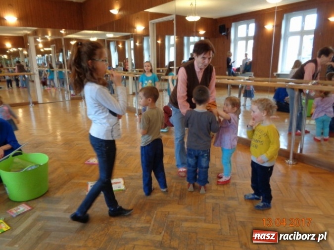 Zdjęcie w galerii na portalu naszraciborz.pl: Maluchy z Fiku-miku w świątecznej atmosferze wiadomości z regionu