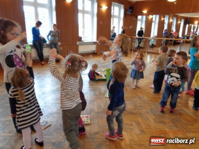 Zdjęcie w galerii na portalu naszraciborz.pl: Maluchy z Fiku-miku w świątecznej atmosferze wiadomości z regionu